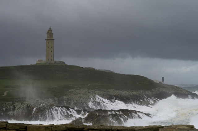 Ondas de máis de cinco metros nas primeiras horas do día en Galicia