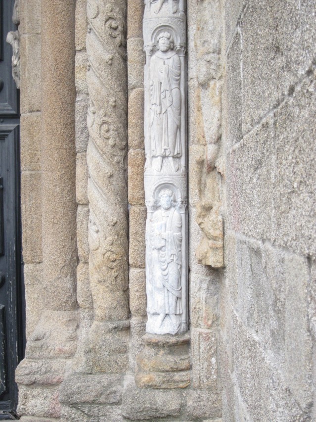 Escultura da Catedral de Santiago limpada tras pintada