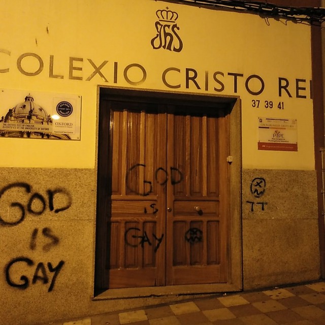 Pintadas na fachada do colexio Cristo Rey de Ferrol