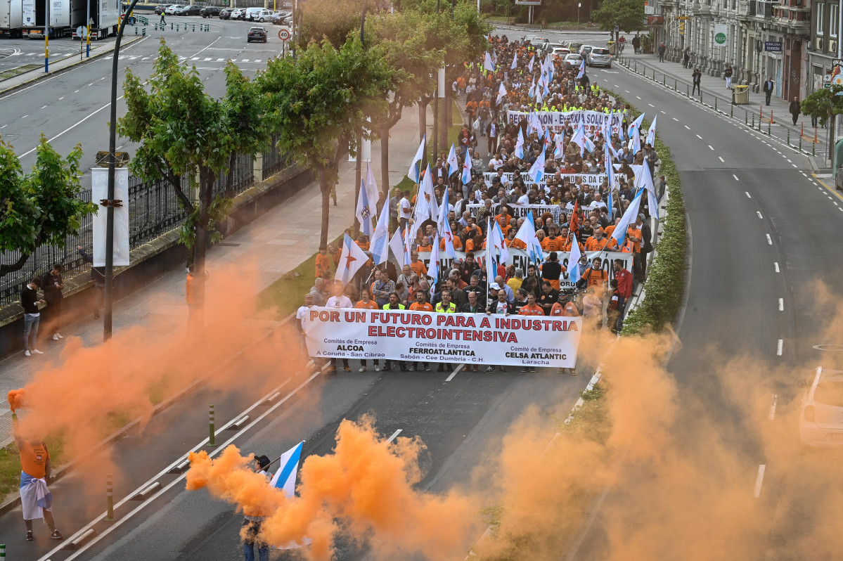 Manifestantes de Alcoa marchan por un futuro para a industria electrointensiva  na Coruña