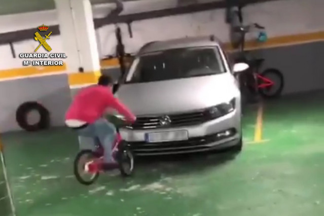 Identificado por facer acrobacias cunha bicicleta nun garaxe de Baiona, e causar danos en dous vehículos.