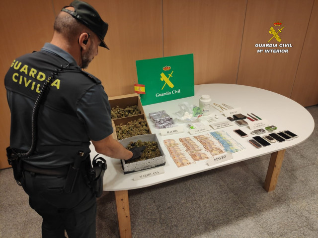 Garda Civil con droga e diñeiro incautados dun punto de venda de droga nunha casa de Poio (Pontevedra).