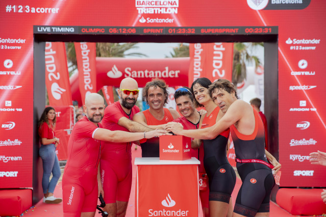 Javier Gómez Noya xunto aos exfutbolistas Julio Salinas e Santi Ezquerro e a nadadora Thais Henríquez nun tríatlon solidario de Banco Santander