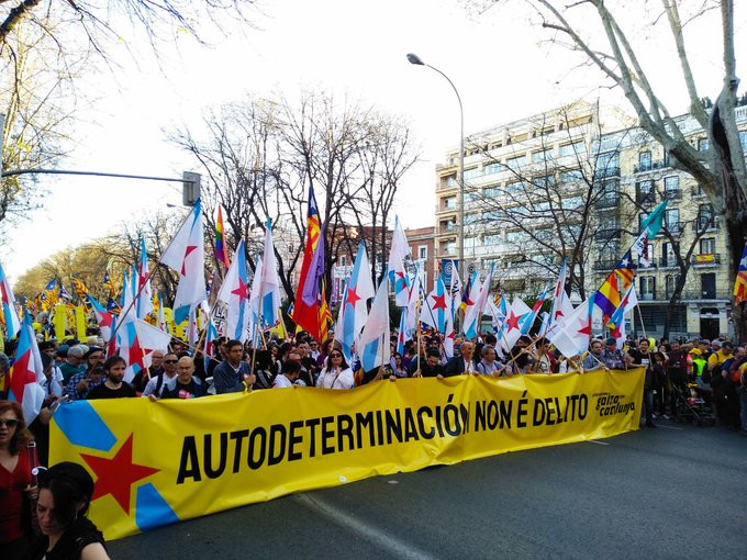 Pancarta de Galiza con Catalunya nunha manifestaciu00f3n en Madrid