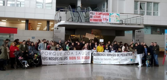 Familias concentráronse fronte ao Hospital Arquitecto Marcide pola falta de pediatras en Ferrol