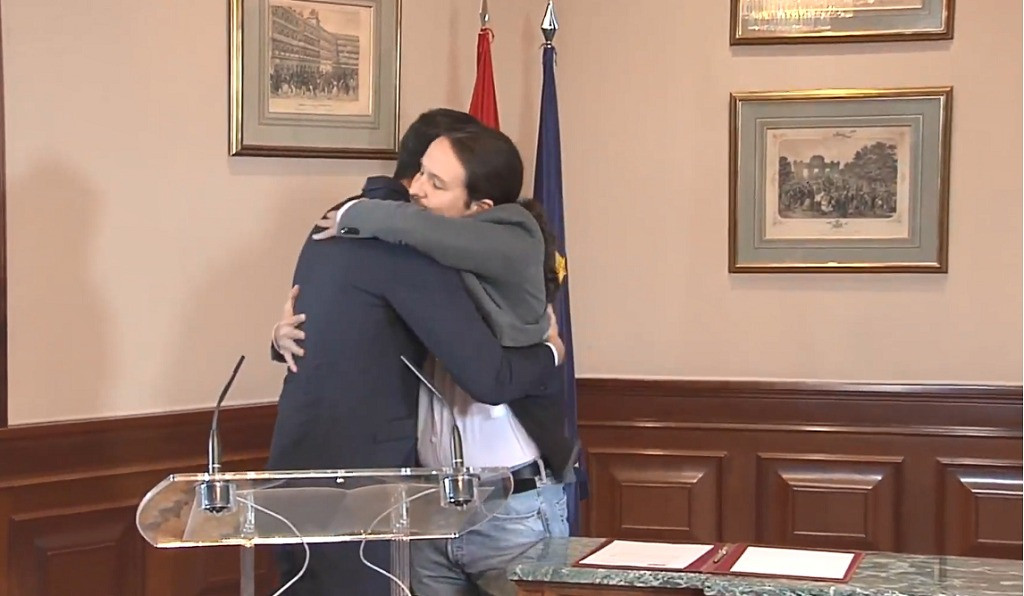 Abrazo entre Pablo Iglesias e Pedro O seu00e1nchez tras asinar o acordo de coaliciu00f3n