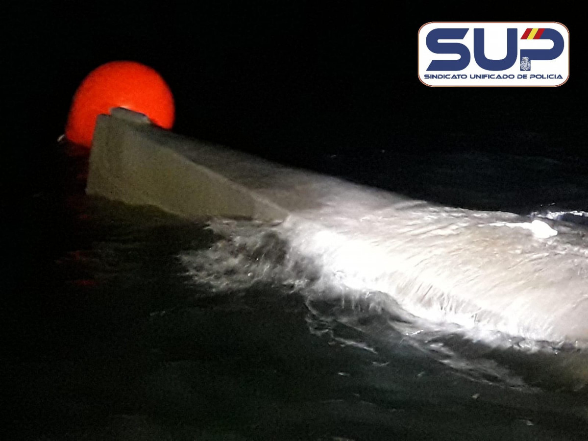 Proa do submarino con cocau00edna afundido en Aldu00e1n durante a bajamar da noite do domingo nunha imaxe do SUP
