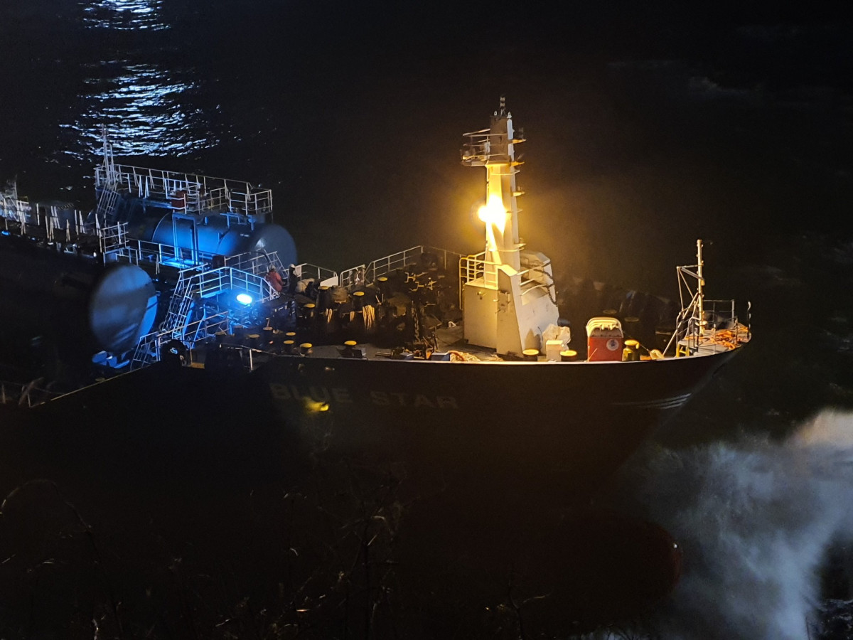 Proa do Blue Star durante o intento de rescate nocturno nunha foto do concelleiro Iago Varela