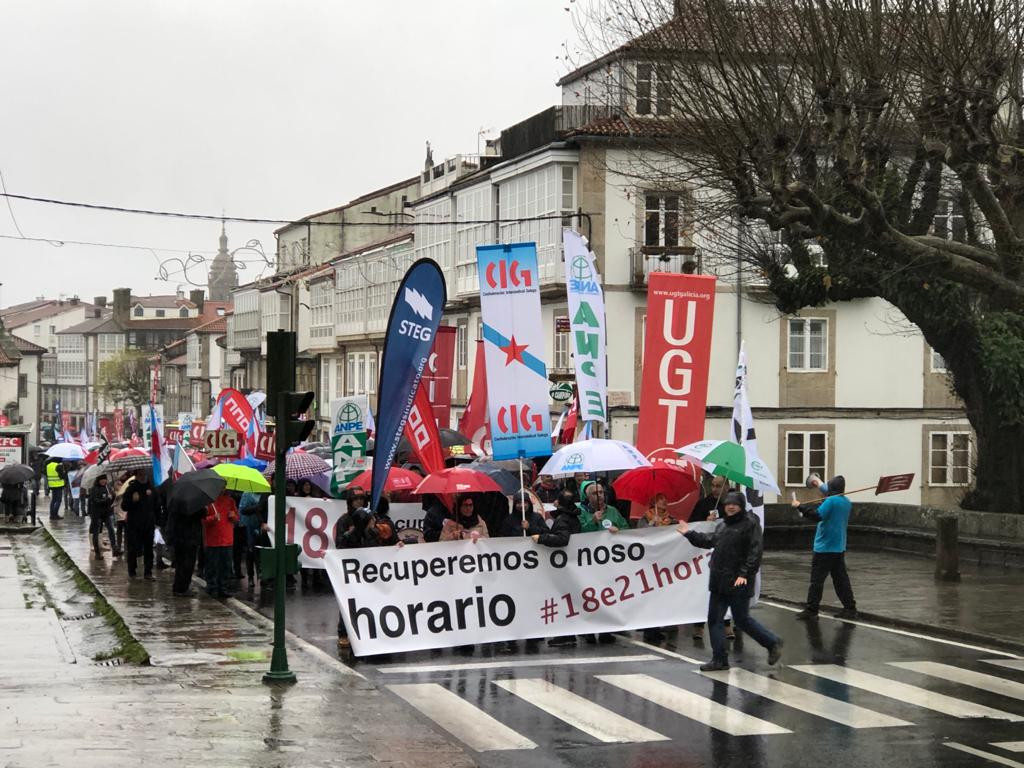 Manifestaciu00f3n dos sindicatos da enseu00f1anza durante a folga polo horario lectivo en Santiago nunha foto de UXT