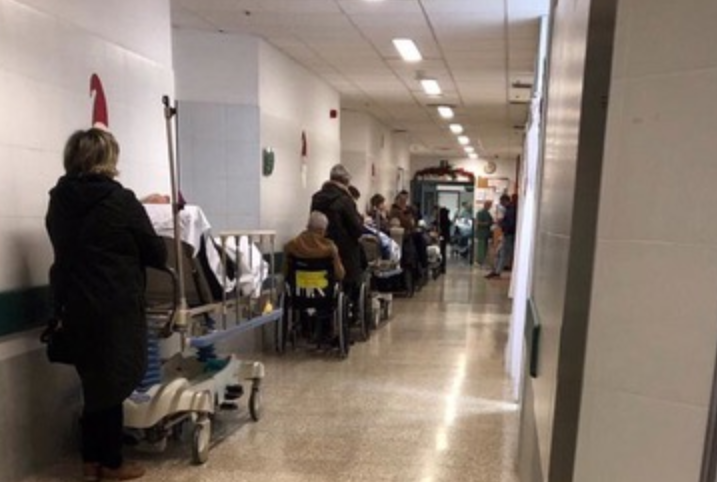 Pacientes nos corredores de urxencias do CHUS o 2 de enro nunha foto remitida pola Asociación de Usuarios