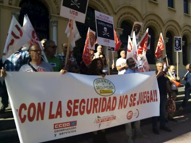 Unha pasada protesta sindical contra Alcor en fronte do Parlamento de Asturias que retiru00f3 as concesións en centros de menores