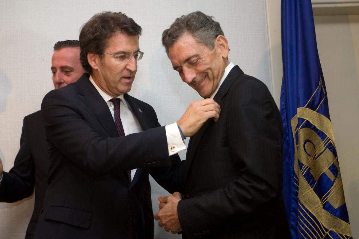 Feijóo entrega a Carlos Mouriño a medalla de ouro de loes  empresarios vigueses nun pasado acto