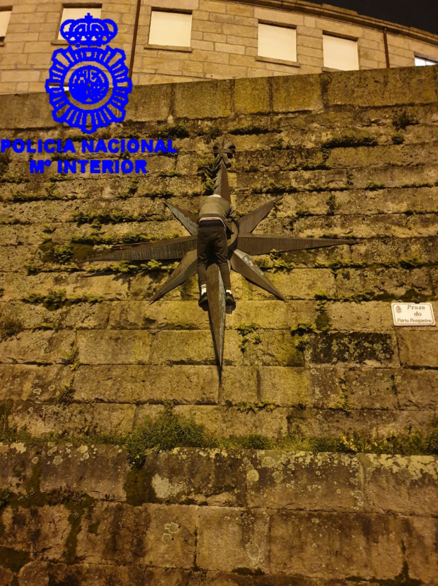 O home detido quedou colgado nun muro de 20 metros de altura en Vigo