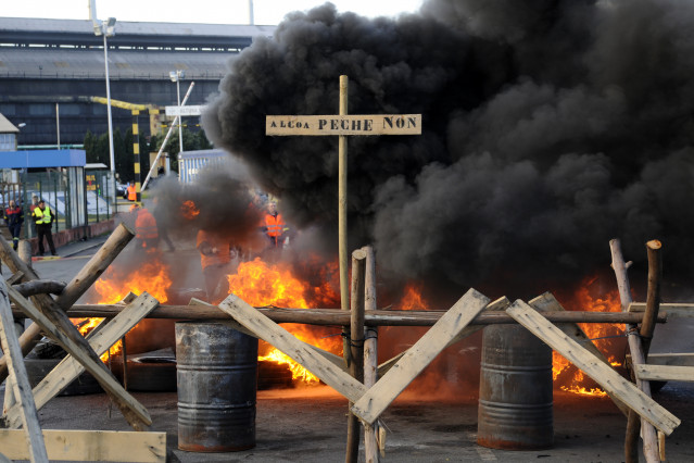 Os traballadores de Alcoa queiman pneumáticos horas antes de iniciar a folga na fábrica de aluminio da Coruña