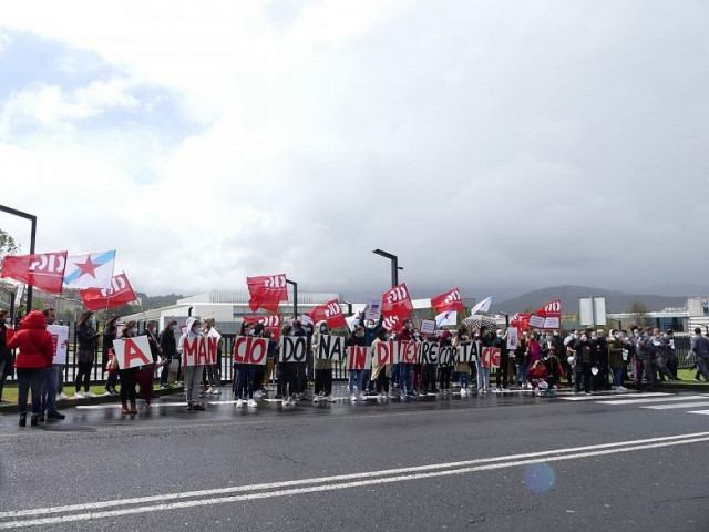Concentración de traballadores de tendas de Inditex ante a súa sede en Sabón, en Arteixo (A Coruña)