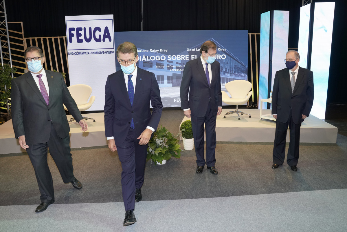 (I-D) El presidente de la Fundación Empresa Universidad Gallega (FEUGA), Julio Abalde; el presidente de la Xunta de Galicia, Alberto Nuñez Feijoó; el expresidente del Gobierno, Mariano Rajoy; y el