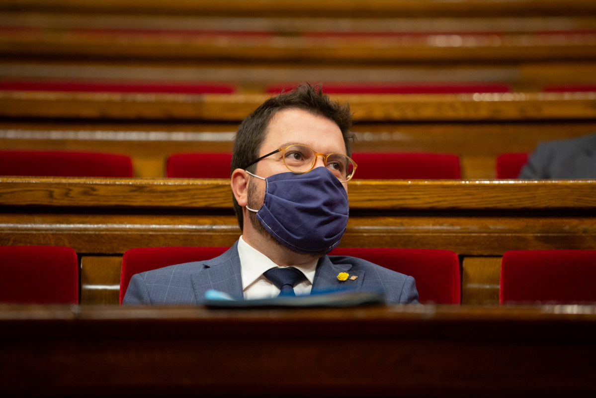 O presidente en funcións da Generalitat, Pere Aragonés, durante un pleno celebrado no Parlament de Cataluña para tratar a crise sanitaria do coronavirus, en Barcelona, Catalunya, (España), ao 6 de outubro de 2020.