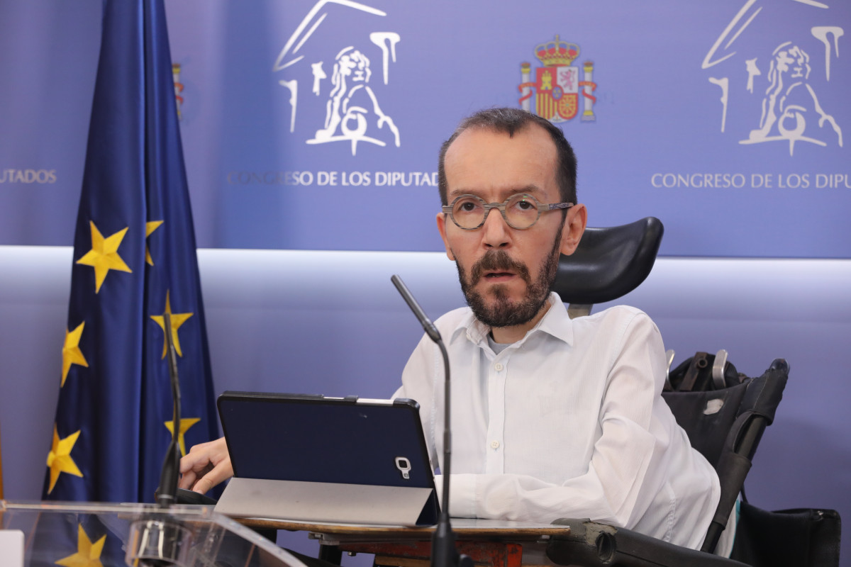 O portavoz de Unidas Podemos (UP) no Congreso dos Deputados, Pablo Echenique, intervén nunha rolda de prensa no Congreso