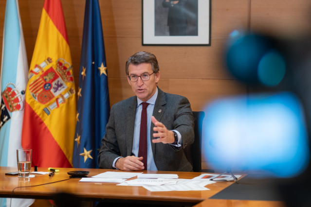 O titular do Goberno galego, Alberto Núñez Feijóo, xunto ao presidente do Principado de Asturias, Adrián Barbón, participa por videoconferencia nos Encontros do Eo