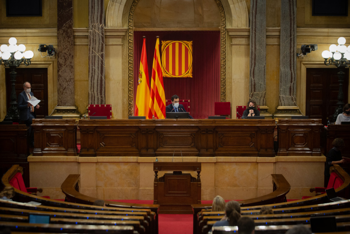 O president do Parlament, Roger Torrent, nunha sessió plenària ao Parlament. Barcelona, Catalunya (Espanya), 15 de desembre do 2020.