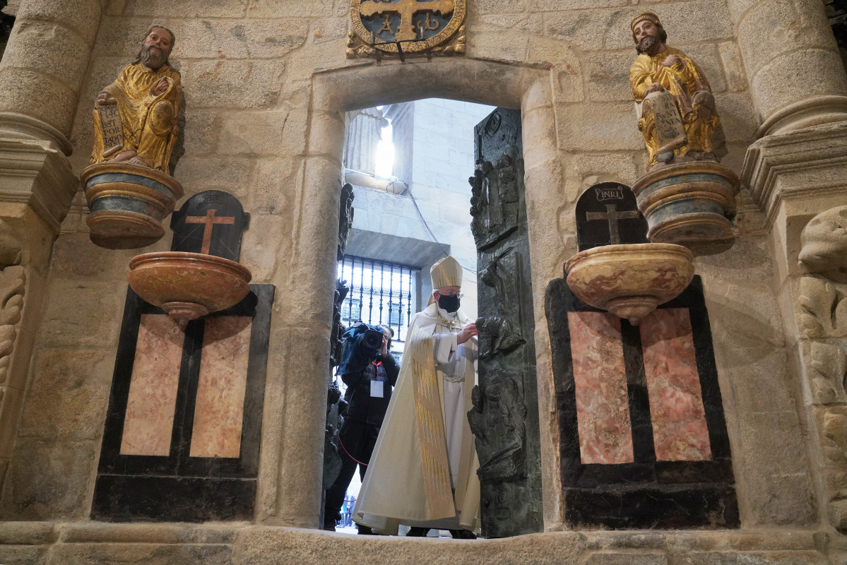 O Arcebispo De Santiago, don Julián Barrio, durante o acto solemne de apertura da Porta Santa da Catedral de Santiago, que dá inicio ao Ano Santo 2021, en Santiago de Compostela.