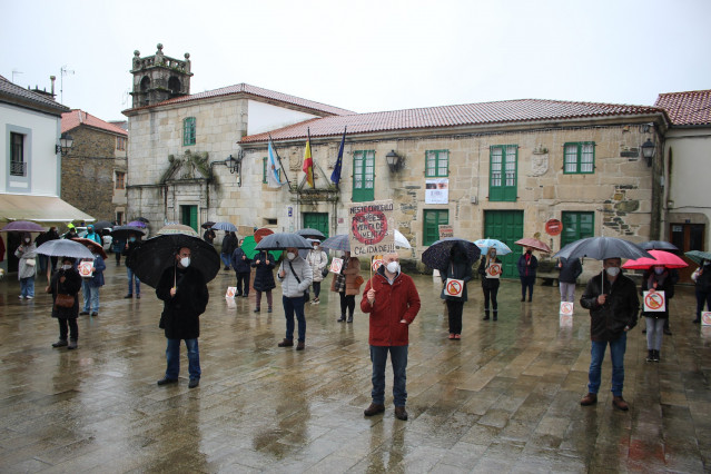 Concentración para pedir ao Concello de Melide (A Coruña) a reapertura do mercado dominical