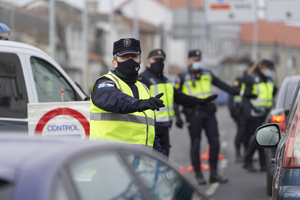 Varios dos axentes da Policía Local realizando un control de mobilidade na saída de Santiago de Compostela cara á estrada de Ourense, no barrio de Castiñeiriño, en Santiago de Compo