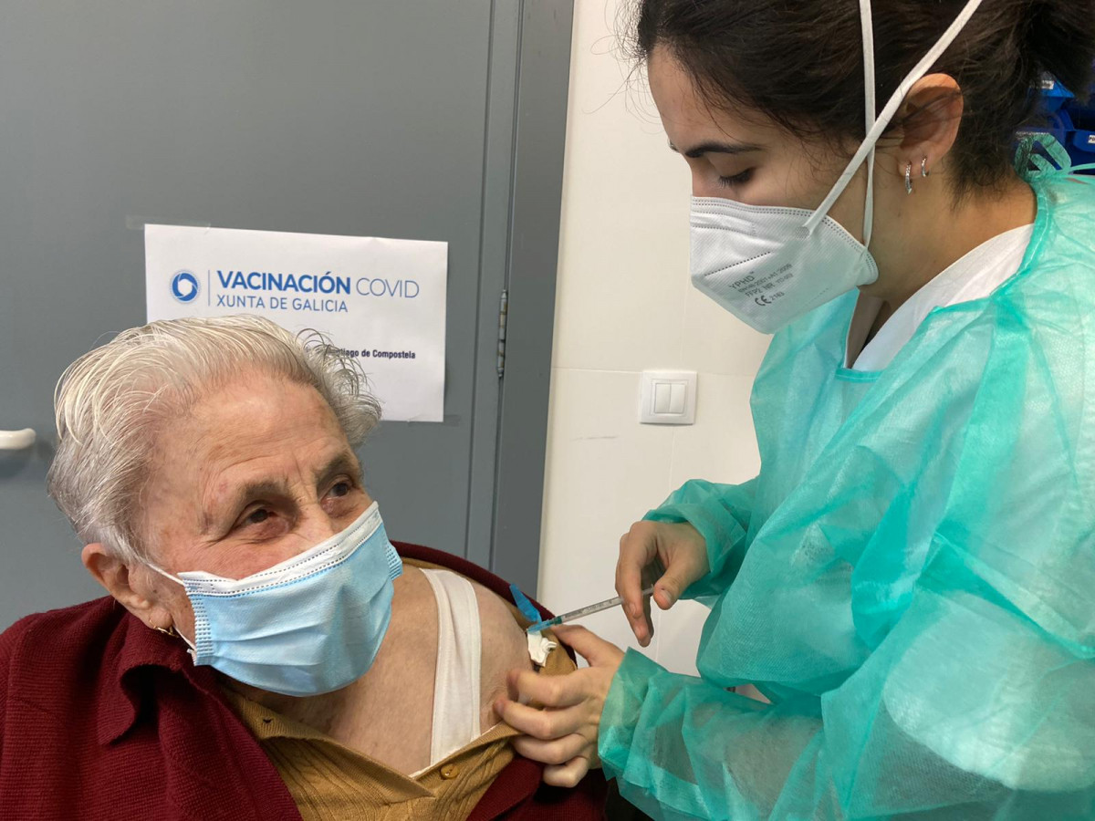 Unha maior de 80 anos vacinada contra o coronavirus nun centro do SERGAS en Santiago