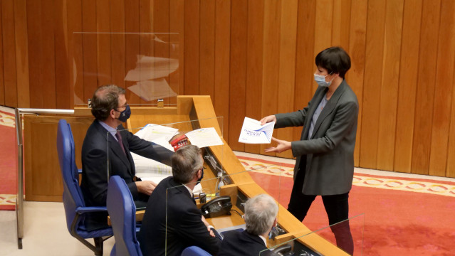 Ana Pontón (BNG) entrega un documento a Feijóo no Parlamento.