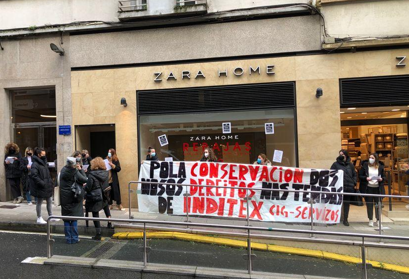 Protesta de traballadoras de Inditex diante do Zara Home da Ru00faa Compostela  en febreiro de 2020 nunha foto de CIG