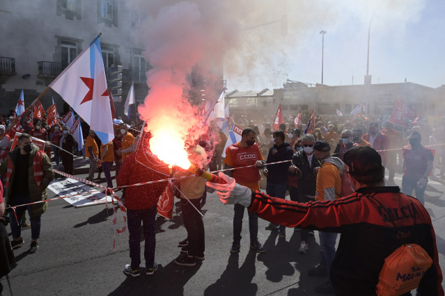 Manifestantes percorren as rúas da Coruña