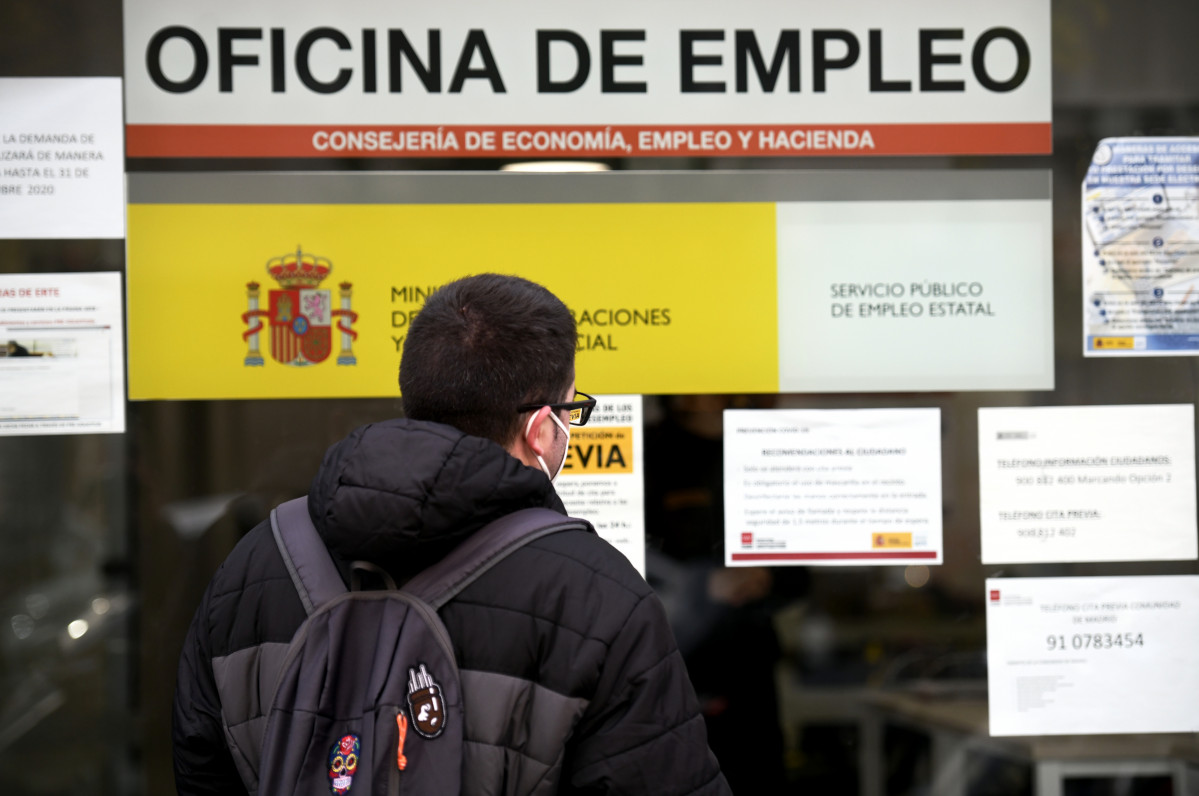 Arquivo - Un home mira o cristal dunha oficina de emprego, SEPE (antigo INEM) horas despois de coñecer os datos do paro de novembro, en Madrid (España), ao 2 de decembro de 2020. O número de parados rexistrados nas oficinas dos servizos púb