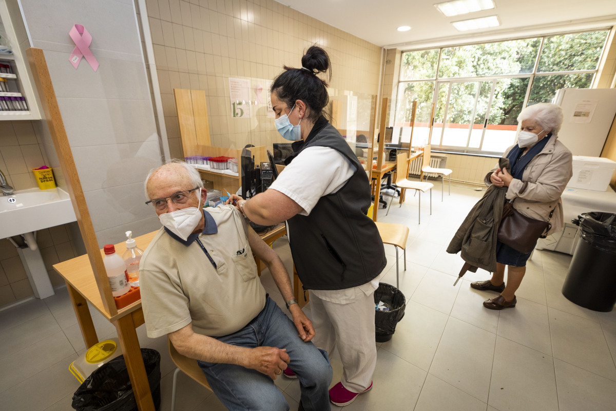 Unha sanitaria vacina a un home maior de 80 anos coa dose de Pfizer no ambulatorio Virxe Peregrina, en Pontevedra, Galicia (España), ao 1 de abril de 2021. O Servizo Galego de Saúde (SERG