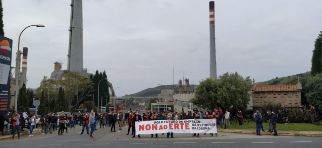 Traballadores da refinería da Coruña mobilízanse contra o ERTE para o 31% do persoal