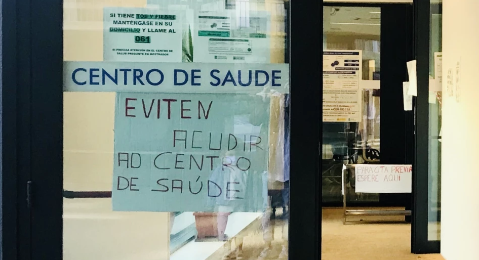Cartel nun un Centro de Sau00fade chama a non acudir durante a pandemia nunha foto de arquivo