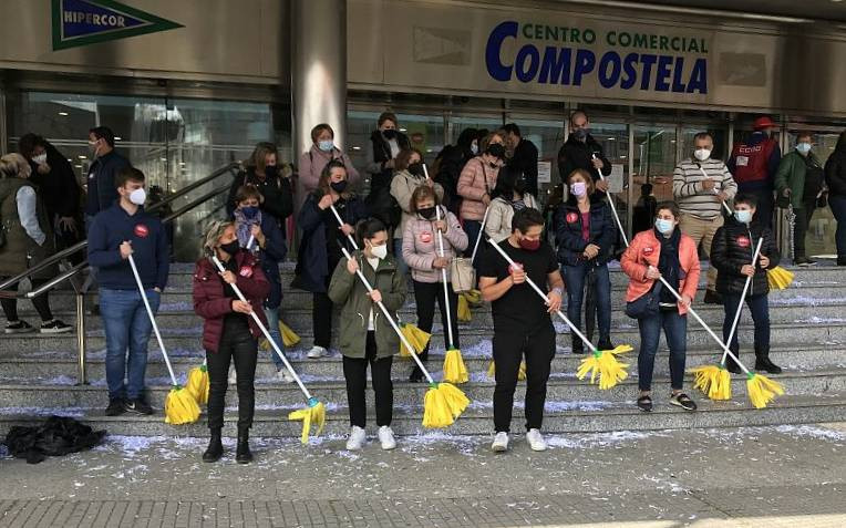 Protesta das traballadoras da limpeza fronte ao O Corte Inglés de Santiago nunha foto de CIG