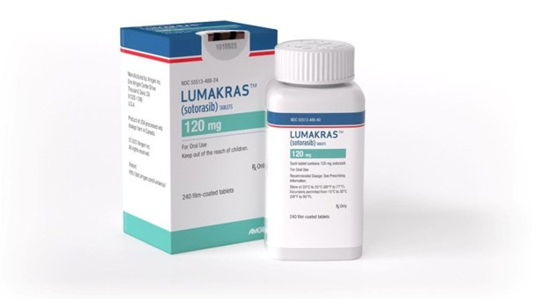 Sotorasib (comercializado baixo a marca Lumakras e desarrolado pola farmaceutica Amgen, propietaria da imaxe)