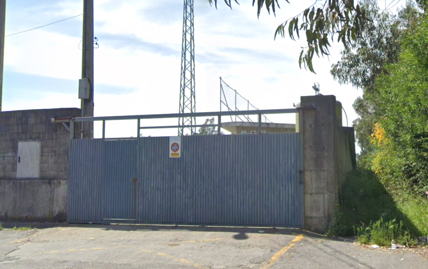 Entrada ao campo de fu00fatbol de Berdu00f3n onde se haru00e1n os anu00e1lisis nunha foto de Google Street View