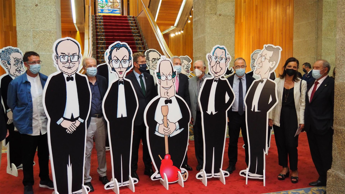 Caricaturas de Siro Lu00f3peixe dos presidentes da historia da Xunta nunha foto do Parlamento