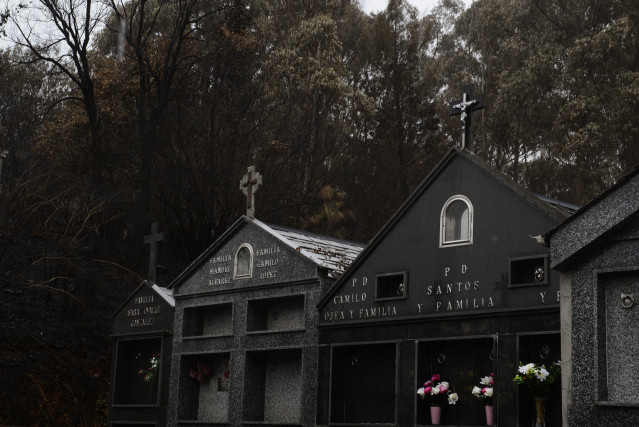 Cemiterio da parroquia de Rairós, pertencente ao municipio de Ribas de Sil, ao 9 de setembro de 2021, en Ribas de Sil, Lugo, Galicia (España). O incendio declarado na parroquia de Ribas de Sil do municipio homónimo foi dado por controlado á
