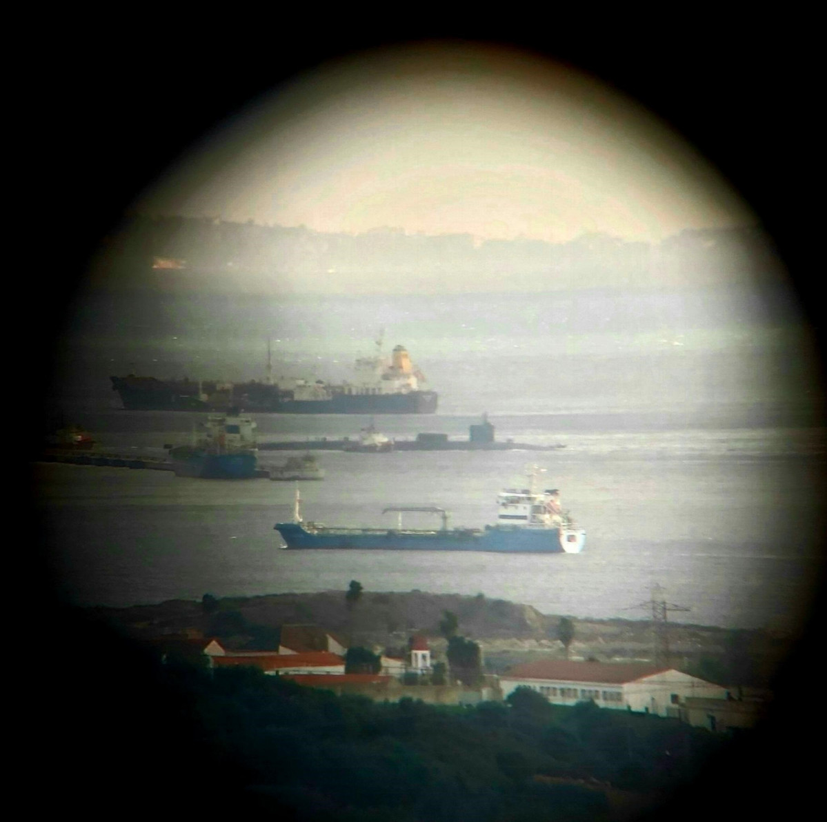 O submarino nuclear 'USS Florida' abandona a base militar de Xibraltar