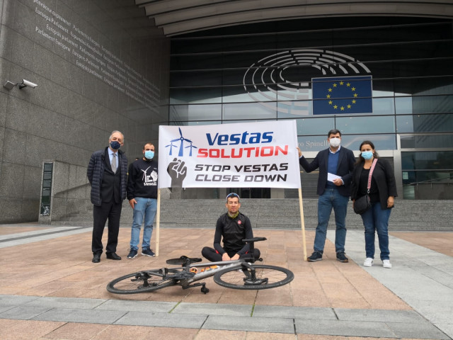 O exciclista profesional e traballador de Vestas Alejandro Paleo reúnese en Bruxelas cos eurodeputados Francisco Millán Mon e Nicolás González Casares (PSdeG), así como coa portavoz do BNG en Europa, Ana Miranda.