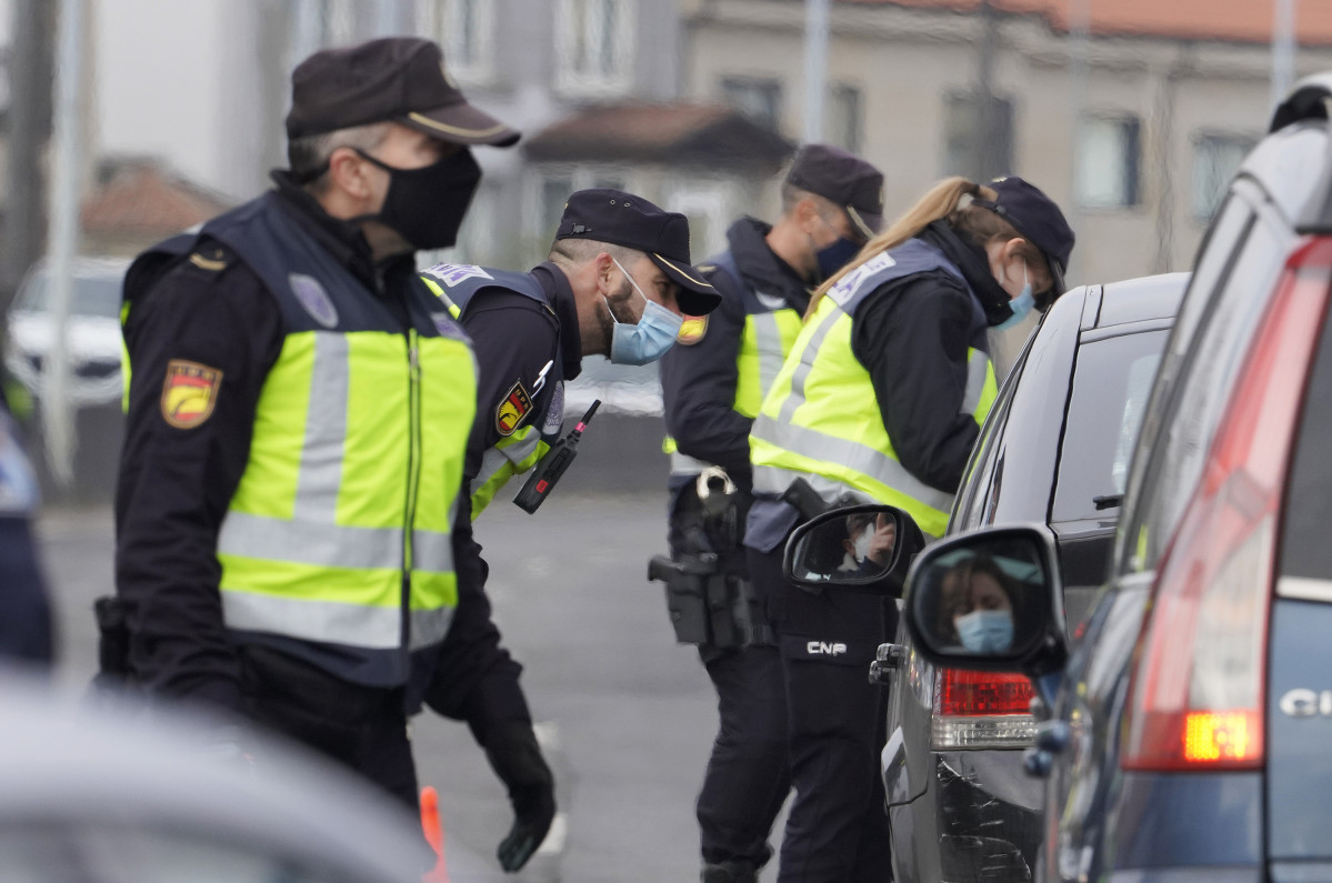 Arquivo - Varios dos axentes da Policía Local realizando un control de mobilidade na saída de Santiago de Compostela cara á estrada de Ourense, no barrio de Castiñeiriño, en Santiag