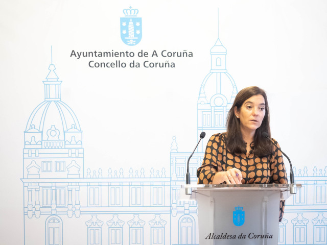 A alcaldesa da Coruña, Inés Rey, informa da conexión con Vueling