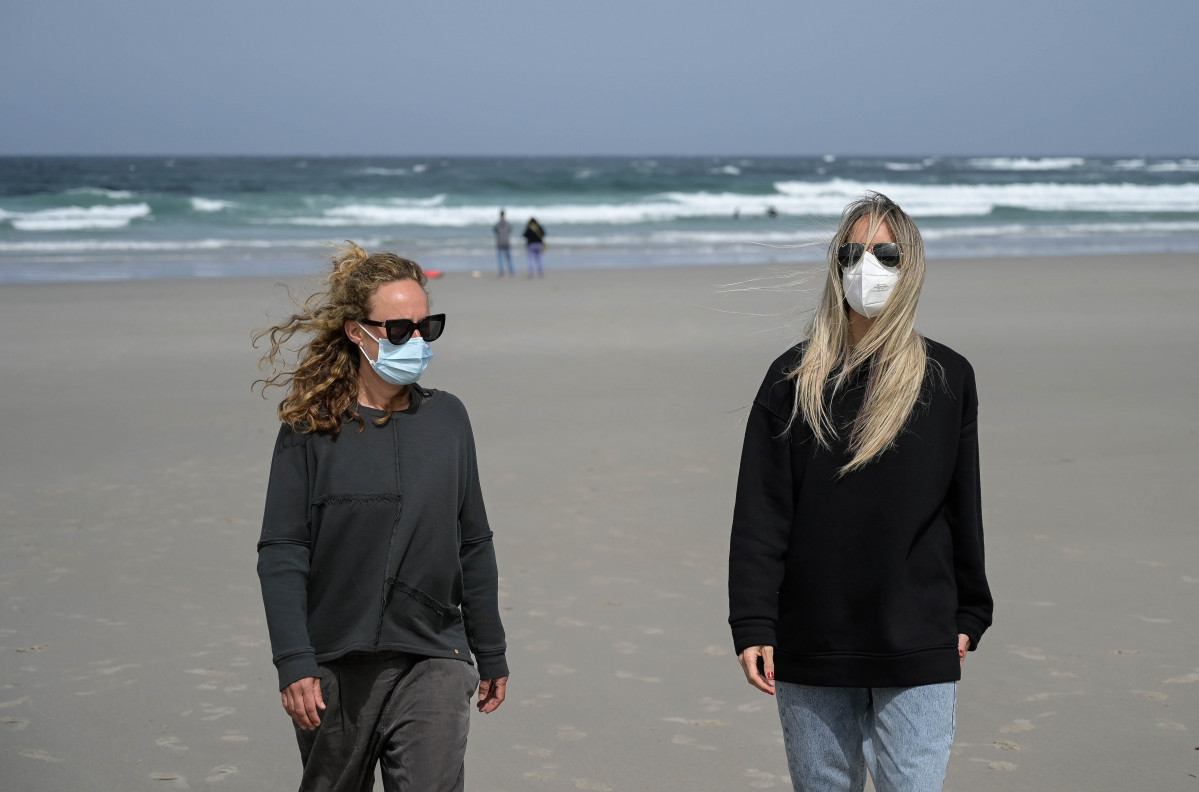 Arquivo - Dúas mulleres levan máscara na Praia dás Salseiras, ao 3 de abril de 2021, no municipio da Laracha, A Coruña, Galicia (España). Desde o pasado mércores é obrigatorio o uso de