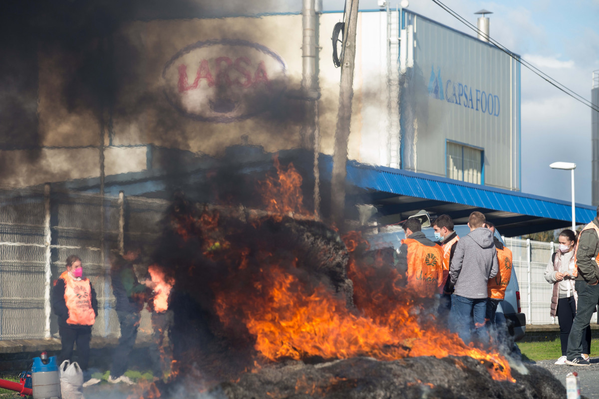 Unha fogueira durante unha acción sindical ante a planta de Larsa para esixir uns 