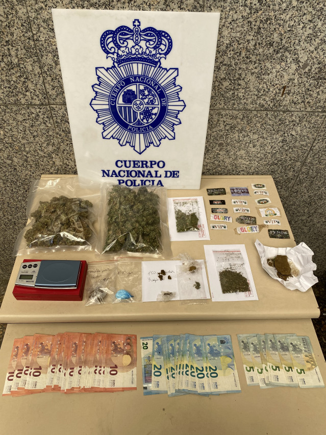 Efectos intervidos pola Policía Nacional no marco da 'Operación Lucas' con tres detidos en Ourense.