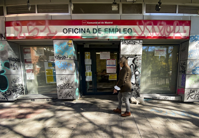 Unha persoa pasa por diante unha Oficina de Emprego situada na capital, ao 3 de novembro de 2021, en Madrid, (España). O número de parados rexistrados nas oficinas dos servizos públicos de emprego (antigo Inem) baixou en 734 desempregados en e