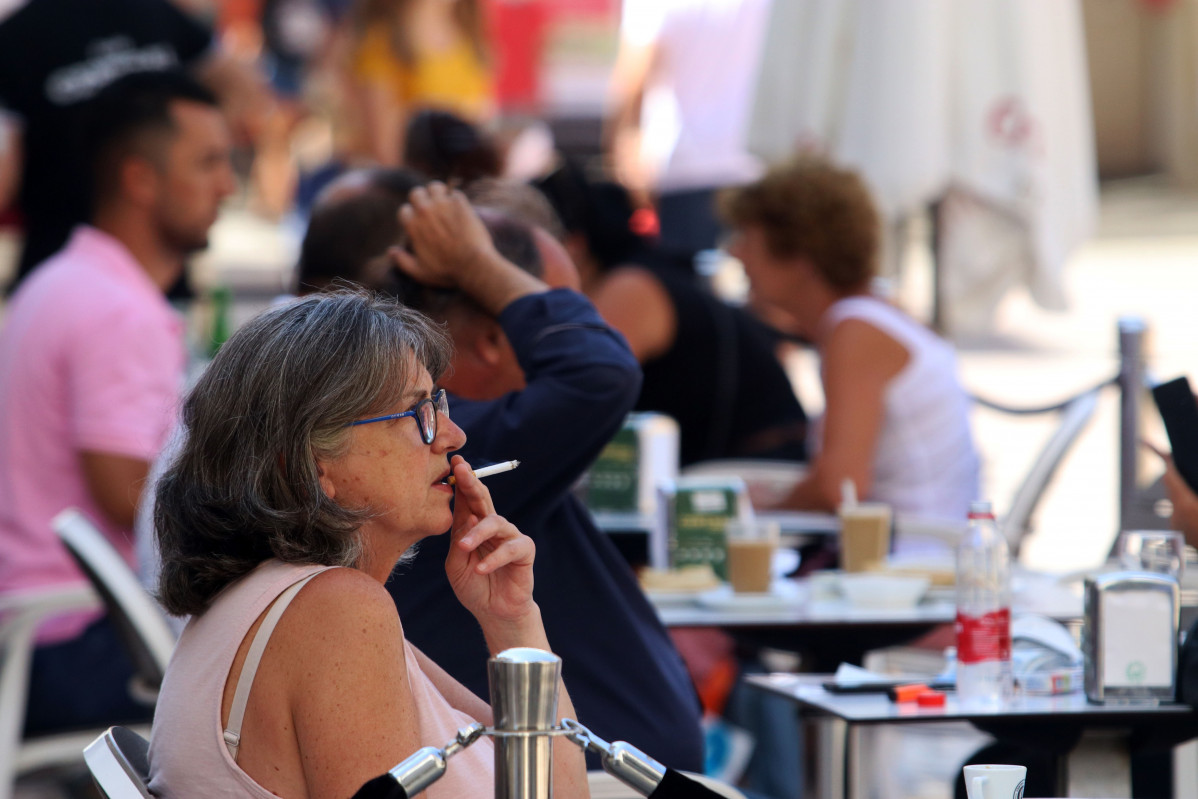 Arquivo - Persoas fumando en terrazas e vías públicas  durante o día no que se decretou a prohibición de fumar en espazos públicos se non se respecta a distancia de seguridade establecida. Málaga ao 14 de agosto do 2020