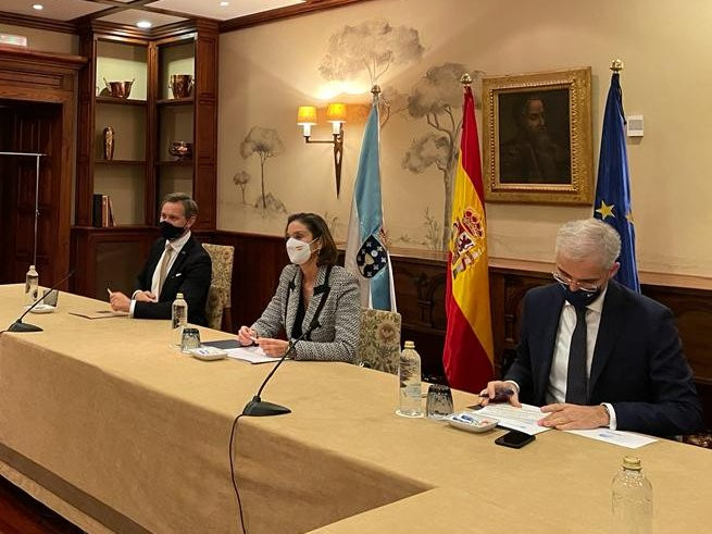 Maroto e Conde asinando o acordo sobre Alcoa